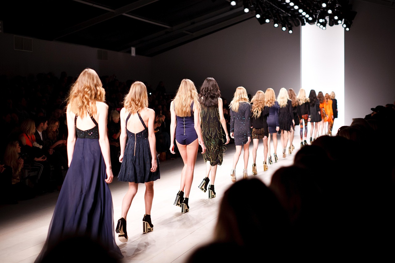 entdecken sie die neuesten trends und kollektionen von angesagten modedesignern. lassen sie sich von kreativen designs und innovativen stoffen inspirieren, die ihren stil unterstreichen.